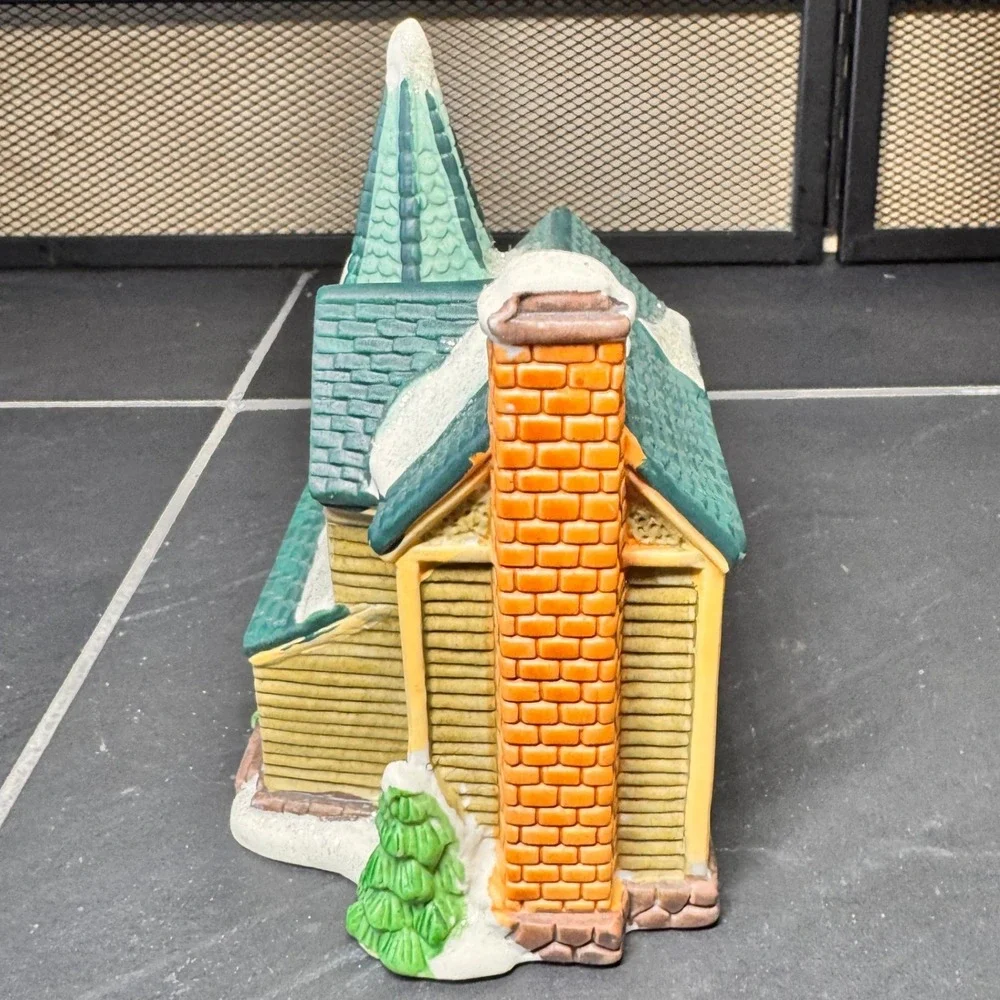 Cobblestone Corners 2002 Christmas Village Victorian House Ceramic Winter Decor